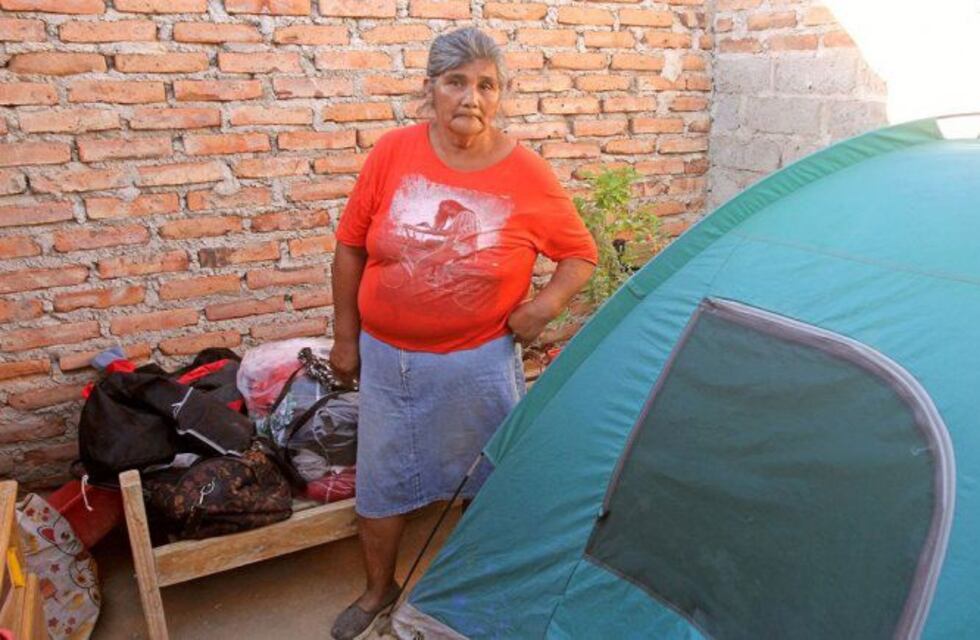 Una mujer contó que vive en una carpa luego de separarse de su esposo quien la golpeó durante 30 años