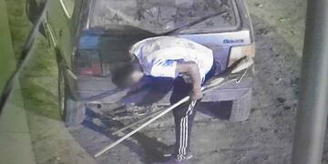 El hombre pareció intentar ingresar al auto y también a una casa