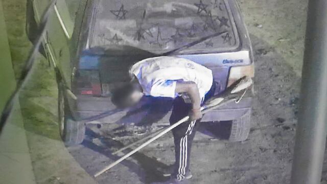 El hombre pareció intentar ingresar al auto y también a una casa