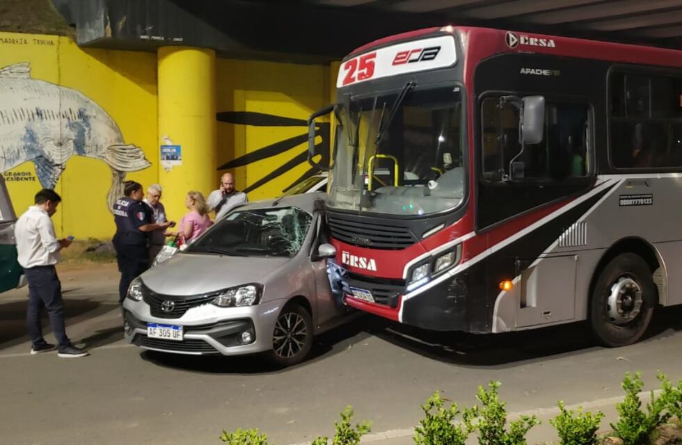 Susto frente al aeropuerto de Córdoba: impactante choque entre un colectivo urbano y un auto