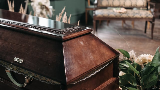 En medio del velorio, notaron una marca en el difunto y ahora se abrió una investigación policial (Foto ilustrativa: Pavel Danilyuk en Pexels)