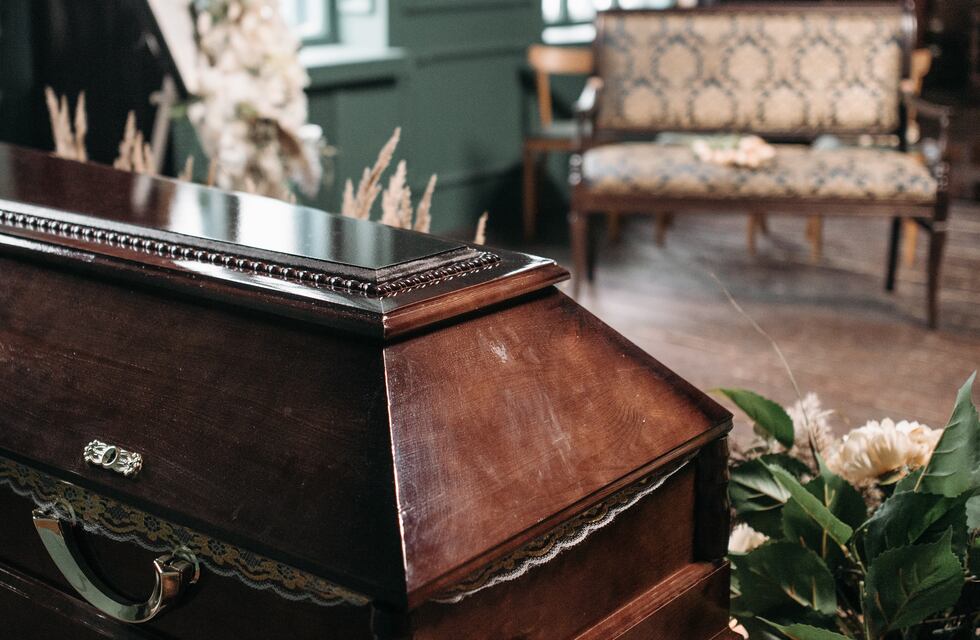 En medio de un cortejo fúnebre se cayó un ataúd en pleno macrocentro de Rosario