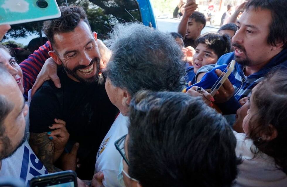 Carlos Tevez revolucionó Santiago del Estero con una guitarreada: Boca y River dijeron presente