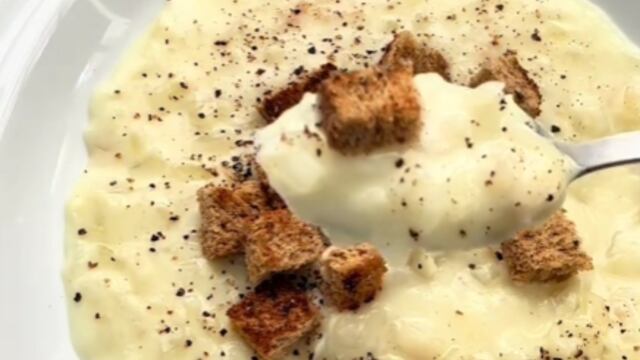 Así queda la sopa de cebolla.