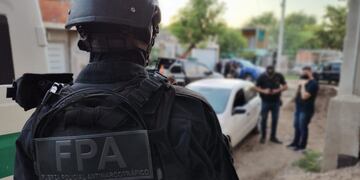 Dos sujetos fueron detenidos por presunta venta ilegal de drogas.