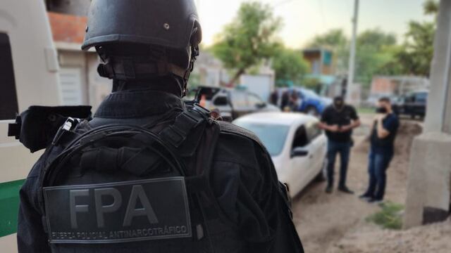 Dos sujetos fueron detenidos por presunta venta ilegal de drogas.