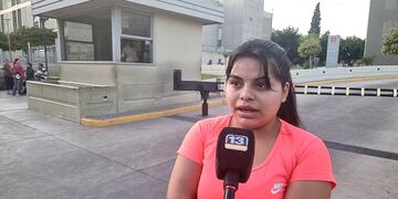 Lara Vera, la joven madre de San Juan que lucha para que trasladen a su hija enferma.