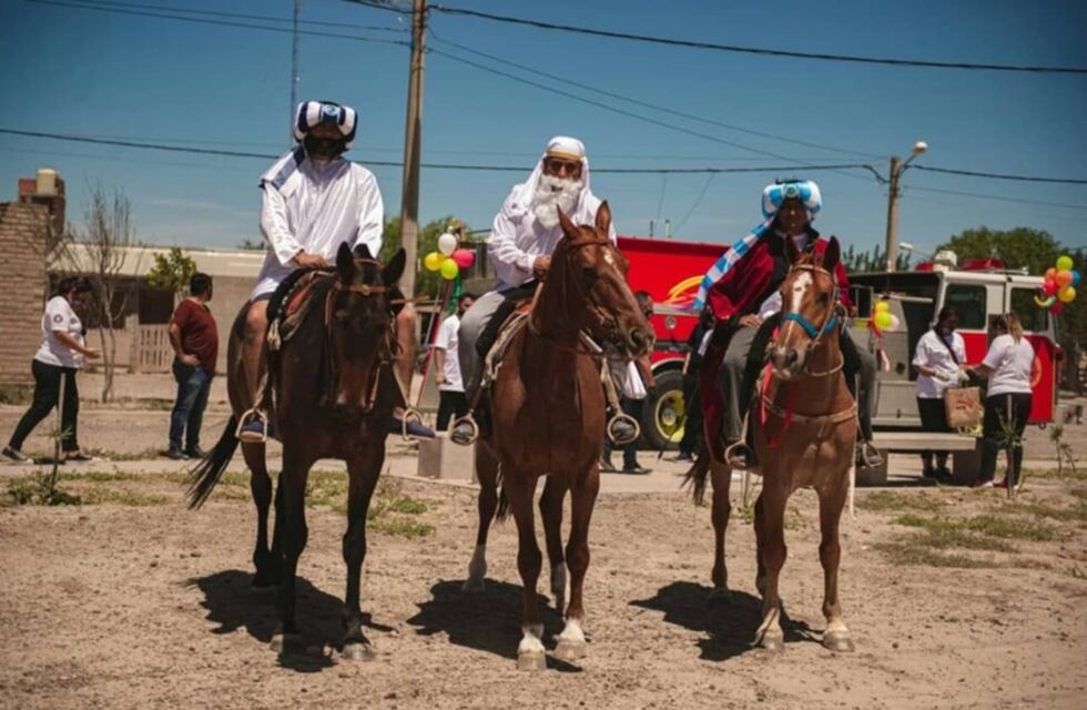 No hay fecha para generar sonrisas: Policías se disfrazaron de Reyes Magos y sorprendieron a los más chicos