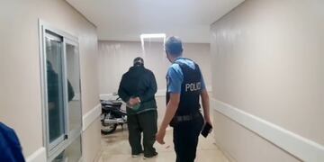 El agua se filtra por el techo en la nueva construcción del hospital Schetakow. Captura de pantalla.