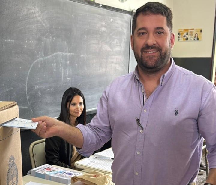 El candidato libertario Alfredo Gonzáles emitió su voto a media mañana y entrevistado por los medios resaltó el rol de los jóvenes en la campaña electoral.