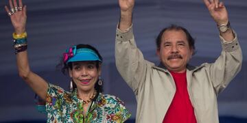 Daniel Ortega con su esposa Rosario Murillo. (AP / Archivo)