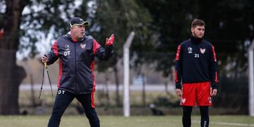 Marcelo Vázquez, el técnico de Instituto, en un entrenamiento en el predio de La Agustina. (Leandro Gómez / Prensa IACC).