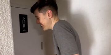 Viral: un argentino mostró en TikTok el baño “más pequeño del mundo” que está en un restaurante coreano.