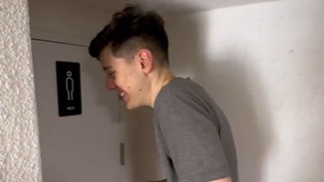 Viral: un argentino mostró en TikTok el baño “más pequeño del mundo” que está en un restaurante coreano.