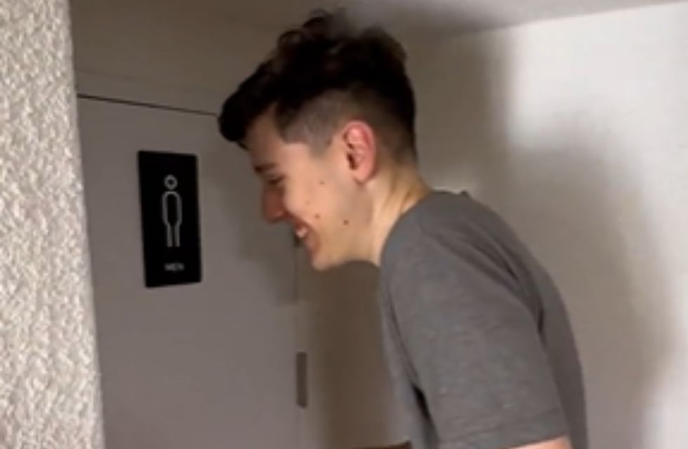 Viral: un argentino mostró en TikTok el baño “más pequeño del mundo” que está en un restaurante coreano