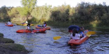En Kayak y a pie, alumnos del colegio San Martín recorrieron el río Atuel para limpiarlo.