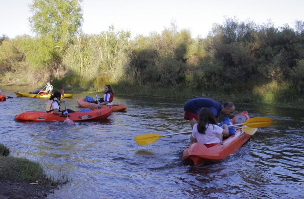A pie y en kayak alumnos recorrieron el río Atuel para limpiar el cauce