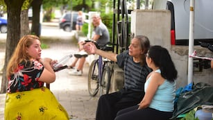 A la izquierda, Belén, la madre del adolescente de 13 años que murió dentro de un freezer en la ciudad de Córdoba.