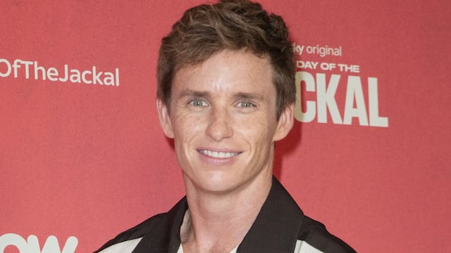 Disney Plus: la serie protagonizada por Eddie Redmayne que es furor y te dejará los pelos de punta