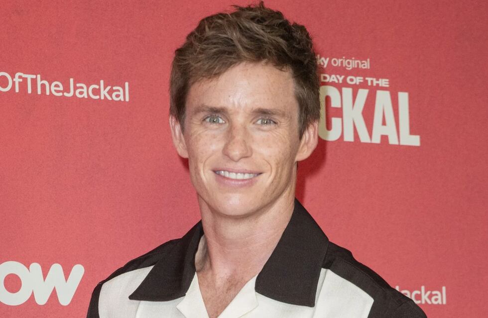 Disney Plus: la serie protagonizada por Eddie Redmayne que es furor y te dejará los pelos de punta