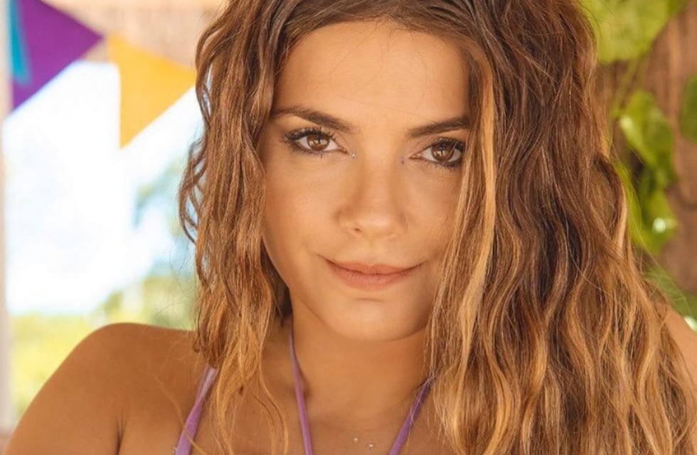 Natalie Pérez subió la temperatura con look total white y un mega escote