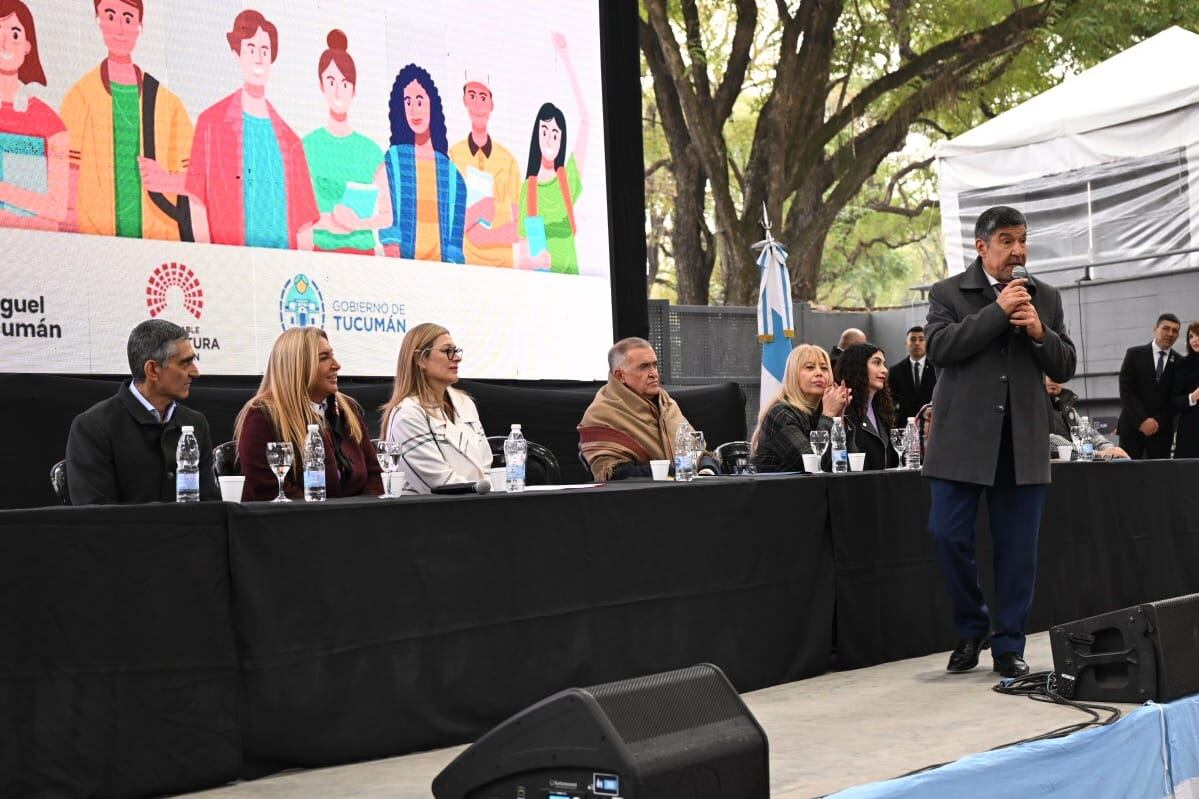 El gobernador Jaldo encabezó el evento, acompañado por ministros, legisladores y autoridades educativas.