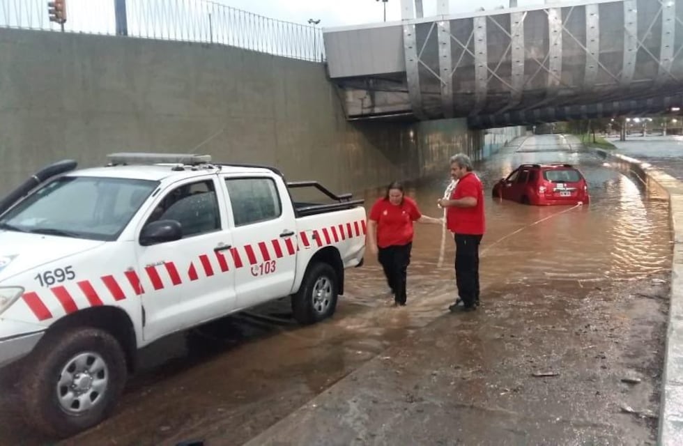 Fuerte tormenta en Córdoba capital: desbordes, inundaciones y caídas de árboles