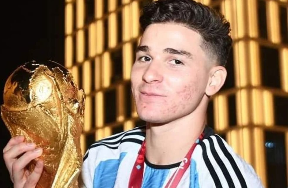 La torta con la cara de Julián Álvarez que le regaló el Manchester City por su cumpleaños