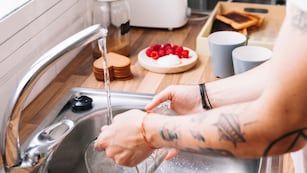 Ni los platos ni las ollas: el elemento de la cocina que atrae desgracias si lo dejás a la vista, según el Feng Shui.