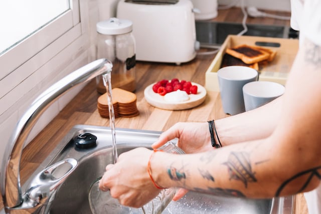 Ni los platos ni las ollas: el elemento de la cocina que atrae desgracias si lo dejás a la vista, según el Feng Shui.