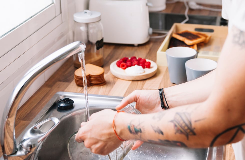 Ni los platos ni las ollas: el elemento de la cocina que atrae desgracias si lo dejás a la vista, según el Feng Shui
