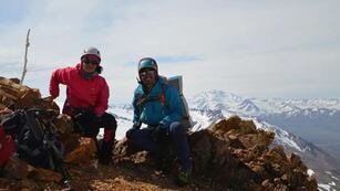 Su alumno de primaria acompañó a su maestra a cumplir uno de sus sueños y escalaron el cerro Bayo.