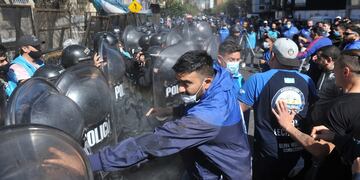 Tensión entre la Policía y manifestantes durante una protesta en Boedo. (Foto: Clarín)