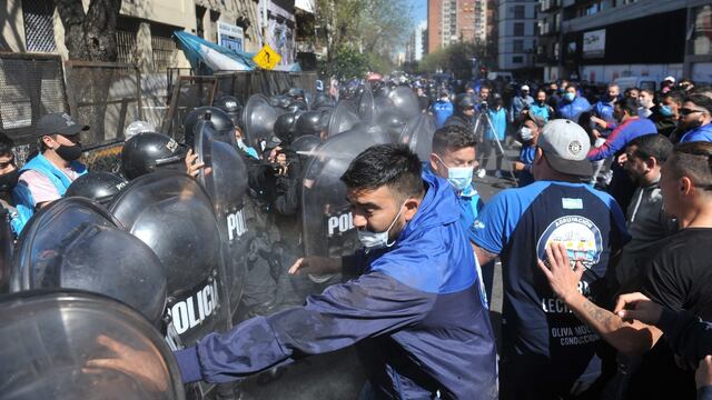 Tensión entre la Policía y manifestantes durante una protesta en Boedo. (Foto: Clarín)
