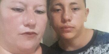 Silvia junto a David, su hio, el niño que necesita urgente una intervención quirúrgica.