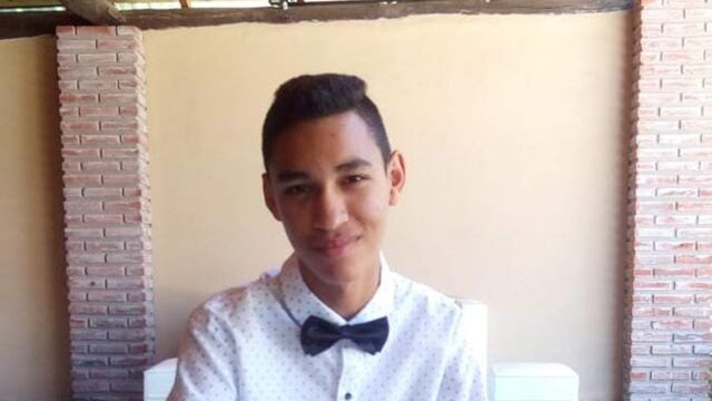 Al momento ausentarse vestía remera de color gris, pantalón de jeans azul claro, calzaba zapatillas negras y llevaba un bolso negro.