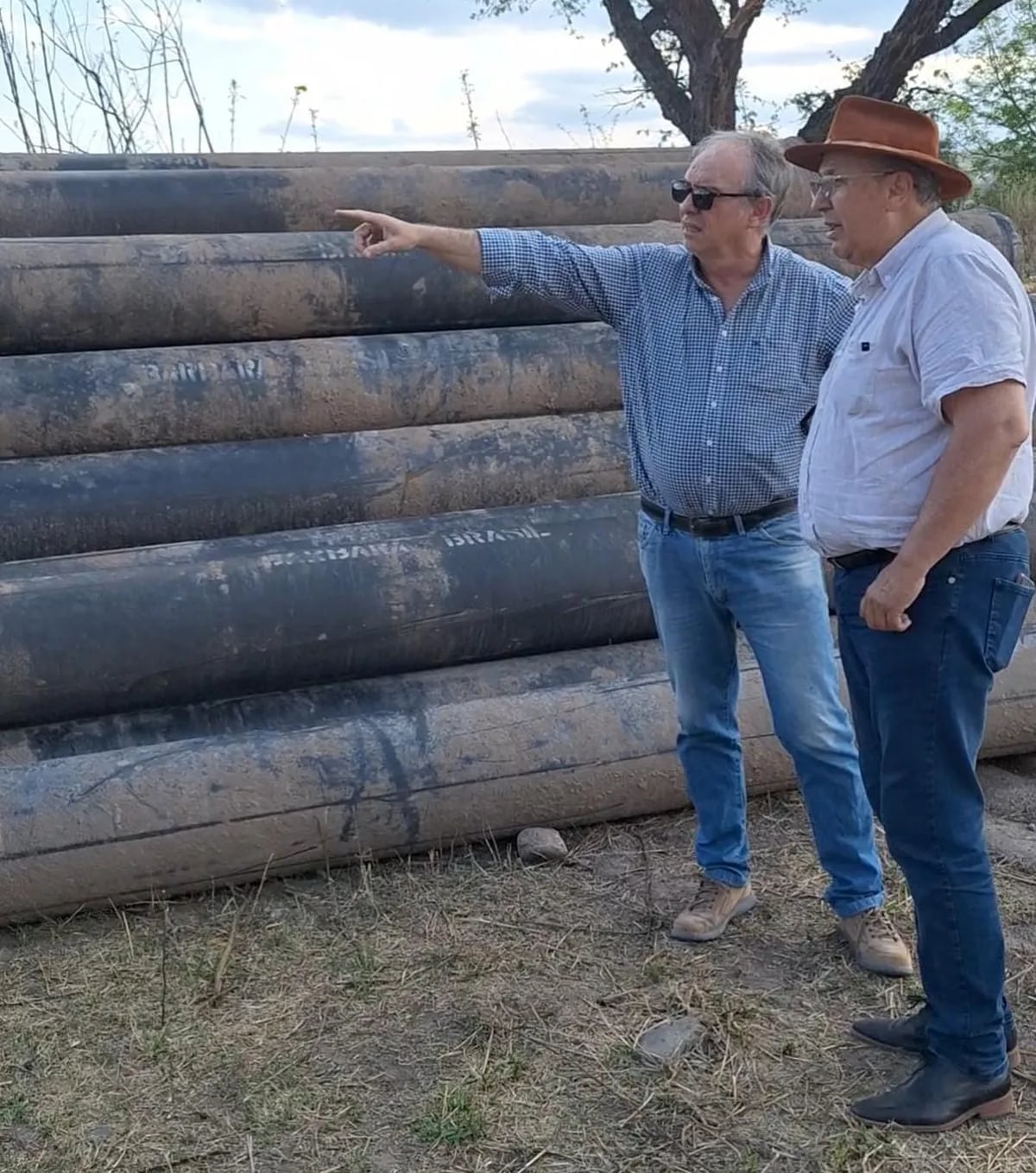 El ministro Stanic y el presidente de Agua Potable de Jujuy, Juan Carlos García, supervisaron personalmente el estado de los tubos recuperados y que serán destinados a un proyecto hídrico de gran envergadura el año próximo.