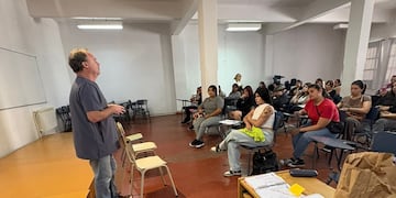 El Dr. Horacio Rey capacitó al equipo de los hogares convivenciales
