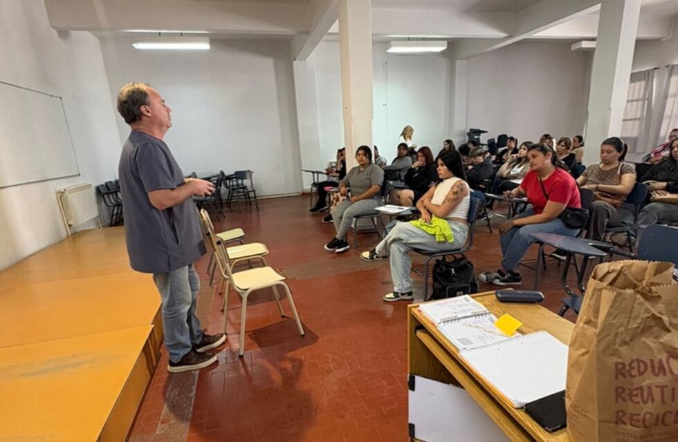 El Dr. Horacio Rey capacitó al equipo de los hogares convivenciales