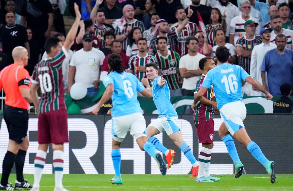 Julián Álvarez se fotografió con los hijos de Marcelo tras ganar el Mundial de Clubes