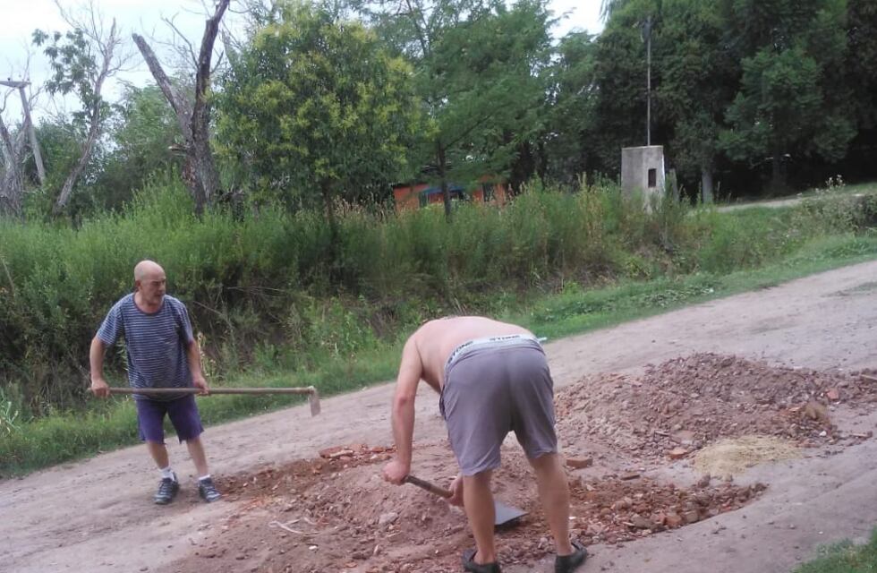 Vecinos de la ciudad de Pérez arreglan las calles con sus propios recursos