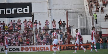 Una acción inmprudente de Gregorio Rodríguez dejó a Instituto con uno menos ante Riestra.