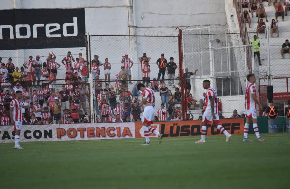 Video: la expulsión de Gregorio Rodríguez, que dejó a Instituto con 10 ante Riestra