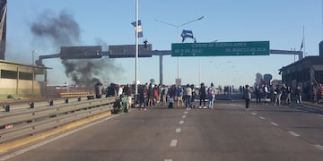 Corte total en Puente Pueyrredón. (Foto: @SurPortal)