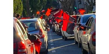A pesar de las restricciones los festejos de los hinchas de Colón siguen.