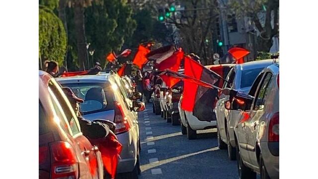 A pesar de las restricciones los festejos de los hinchas de Colón siguen.