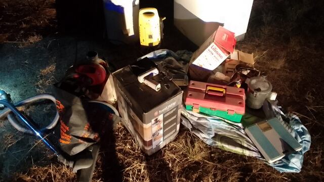 Tanti. Encontraron objetos robados en un baldío.