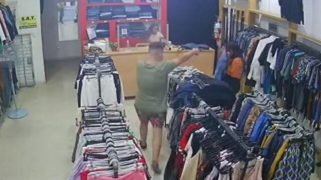 Armado. Uno de los ladrones que atacó un comercio de ropa en San Vicente. (El Doce)