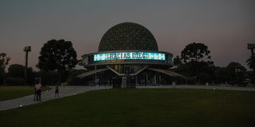 Se iluminaron los monumentos porteños en homenaje a Diego Maradona