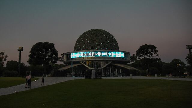 Se iluminaron los monumentos porteños en homenaje a Diego Maradona